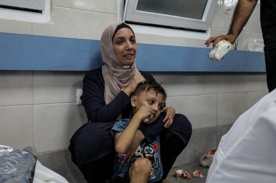 11月3日，人們?cè)诩由吵窍７ㄡt(yī)院接受治療。新華社發(fā)