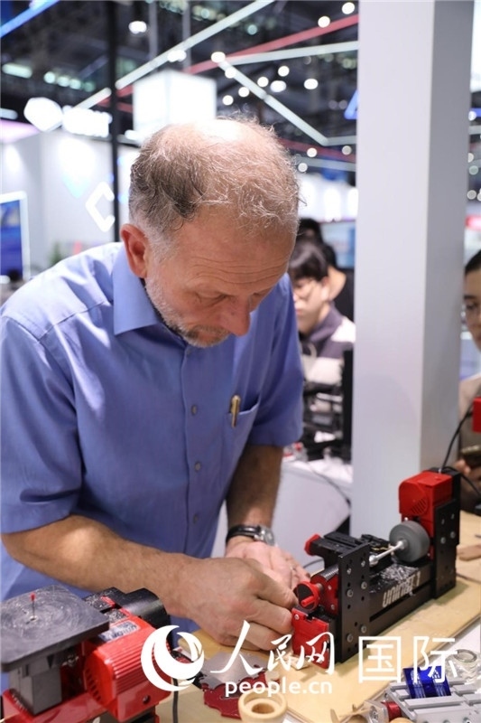 第25屆中國(guó)國(guó)際高新技術(shù)成果交易會(huì)15日在深圳開幕，圖為展商現(xiàn)場(chǎng)演示精密加工工具。人民網(wǎng)記者 魯揚(yáng)攝