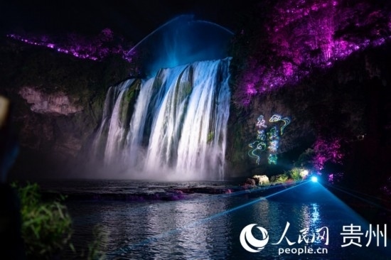 光影中的黃果樹(shù)大瀑布。人民網(wǎng) 陽(yáng)茜攝