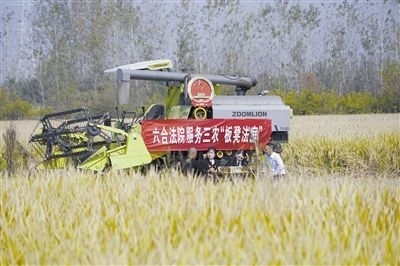 圖②：干警就地解紛場景。