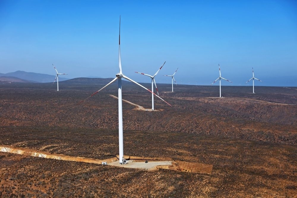 這是2023年2月14日拍攝的位于智利中部沿海的蓬塔謝拉風(fēng)電場(chǎng)。蓬塔謝拉風(fēng)電場(chǎng)是中國在智利投資建設(shè)的首個(gè)風(fēng)電場(chǎng)，2018年正式投產(chǎn)發(fā)電，可滿足13萬戶家庭的用電需求，同時(shí)每年還能減少15.7萬噸碳排放。