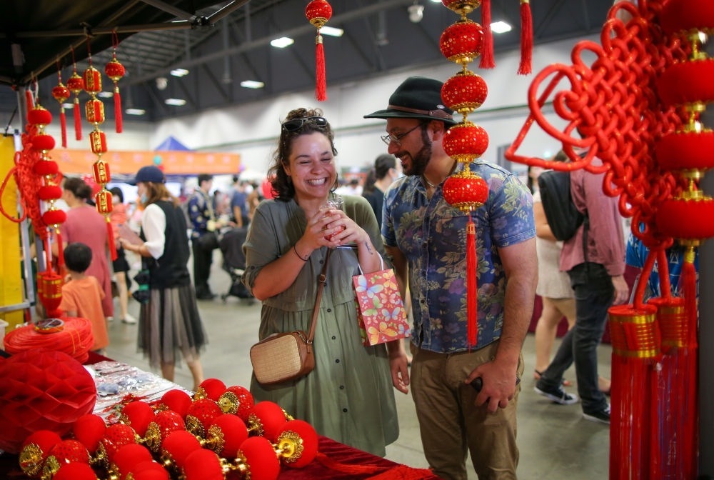 2023年1月21日，在新西蘭奧克蘭舉行的迎接中國農(nóng)歷春節(jié)活動(dòng)上，人們購買新春裝飾品。這個(gè)活動(dòng)吸引當(dāng)?shù)厣先f名各族裔民眾聚集一起，共迎中國春節(jié)。