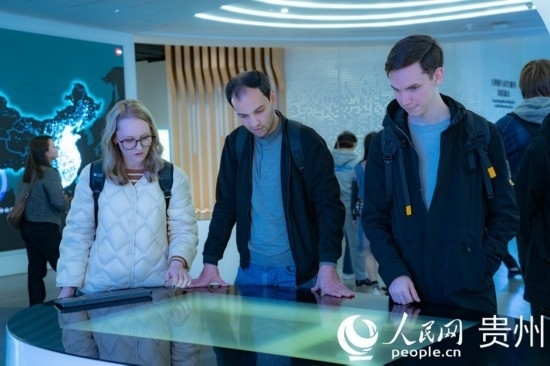 在國(guó)家大數(shù)據(jù)（貴州）綜合試驗(yàn)區(qū)交流體驗(yàn)中心，歐亞國(guó)家記者體驗(yàn)貴州大數(shù)據(jù)應(yīng)用場(chǎng)景。人民網(wǎng) 陽(yáng)茜攝
