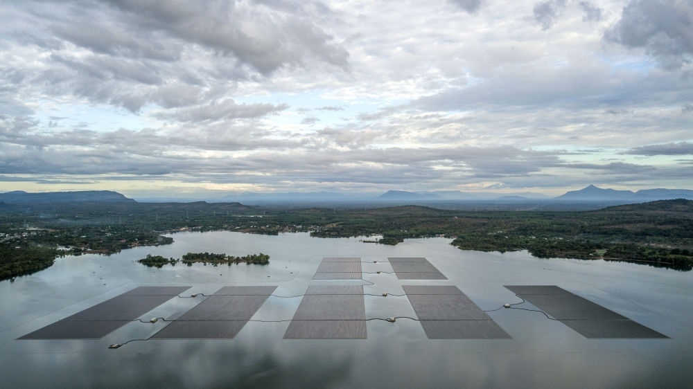 這是2022年12月8日在泰國烏汶府詩琳通水庫拍攝的浮體光伏項(xiàng)目（無人機(jī)照片）。中泰兩國聯(lián)合修建的浮體光伏項(xiàng)目2021年10月投入商業(yè)運(yùn)營。中國制造的電池板不斷將日光轉(zhuǎn)化為清潔電能，輸送至當(dāng)?shù)厍Ъ胰f戶。