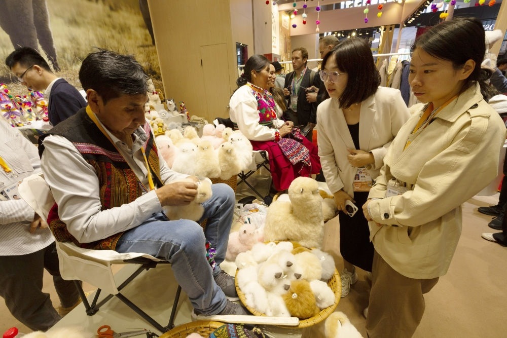 2023年11月7日，秘魯羊駝毛制品手藝人馬馬尼大叔在中國上海舉辦的第六屆進(jìn)博會(huì)上展示羊駝玩偶制作工藝。秘魯特色羊駝毛制品連續(xù)六屆在進(jìn)博會(huì)上亮相，收獲大量訂單。進(jìn)博會(huì)大舞臺(tái)讓秘魯傳統(tǒng)手藝人有了更廣闊的發(fā)展空間。