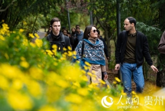 歐亞國(guó)家媒體記者走進(jìn)觀山湖公園。人民網(wǎng) 陽(yáng)茜攝