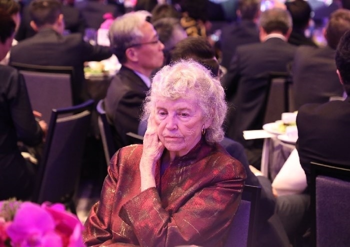 當(dāng)?shù)貢r(shí)間11月15日晚，國(guó)家主席習(xí)近平在美國(guó)舊金山出席美國(guó)友好團(tuán)體聯(lián)合舉行的歡迎宴會(huì)。在熱烈的掌聲中，習(xí)近平發(fā)表重要演講。圖為參加晚宴人士認(rèn)真聆聽演講。人民日?qǐng)?bào)記者 李志偉 攝