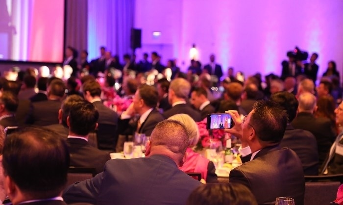 當(dāng)?shù)貢r(shí)間11月15日晚，國(guó)家主席習(xí)近平在美國(guó)舊金山出席美國(guó)友好團(tuán)體聯(lián)合舉行的歡迎宴會(huì)。在熱烈的掌聲中，習(xí)近平發(fā)表重要演講。圖為參加晚宴人士認(rèn)真聆聽演講。人民日?qǐng)?bào)記者 李志偉 攝