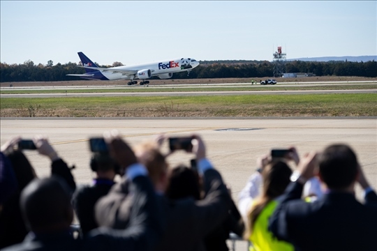 2023年11月8日，運(yùn)送大熊貓的專機(jī)從美國(guó)弗吉尼亞州的華盛頓杜勒斯國(guó)際機(jī)場(chǎng)起飛。旅居美國(guó)的大熊貓“美香”“添添”和它們?cè)谌A盛頓出生并長(zhǎng)大的雄性幼崽“小奇跡”當(dāng)天啟程返回中國(guó)。新華社記者 劉杰攝