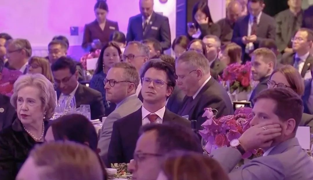 △當地時間11月15日晚，習近平主席在美國友好團體聯合歡迎宴會上發(fā)表演講。圖為參加宴會的人士認真聆聽演講。