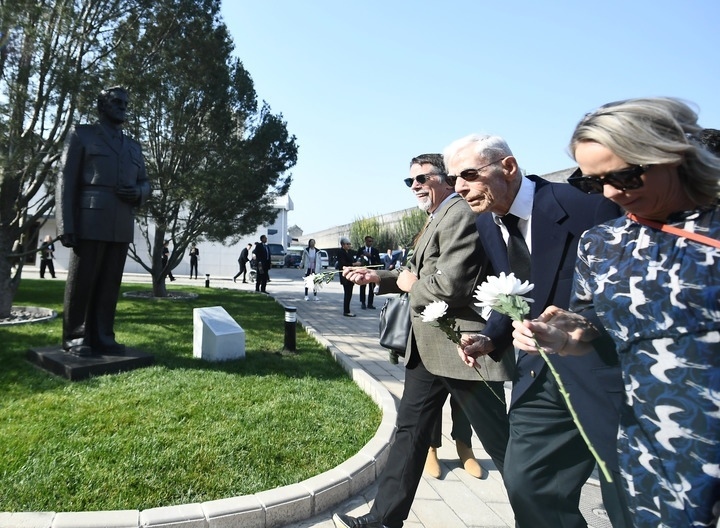 10月30日，在北京，飛虎隊(duì)老兵哈里·莫耶（中）向陳納德將軍雕像獻(xiàn)花。