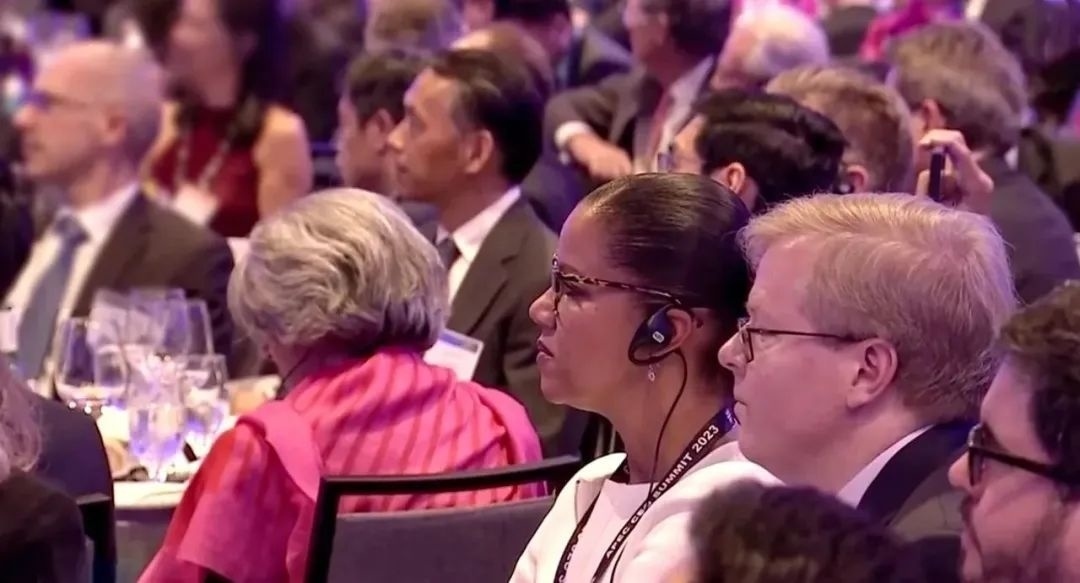 △參加宴會的人士認真聆聽演講。