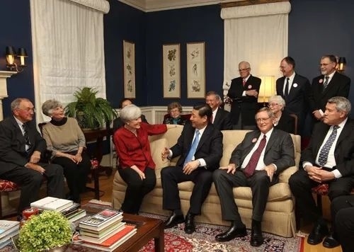 △2012年2月15日，習近平在前艾奧瓦州友好省州委員會委員蘭蒂夫人（左三）的家中回憶1985年訪問該地時的情景。