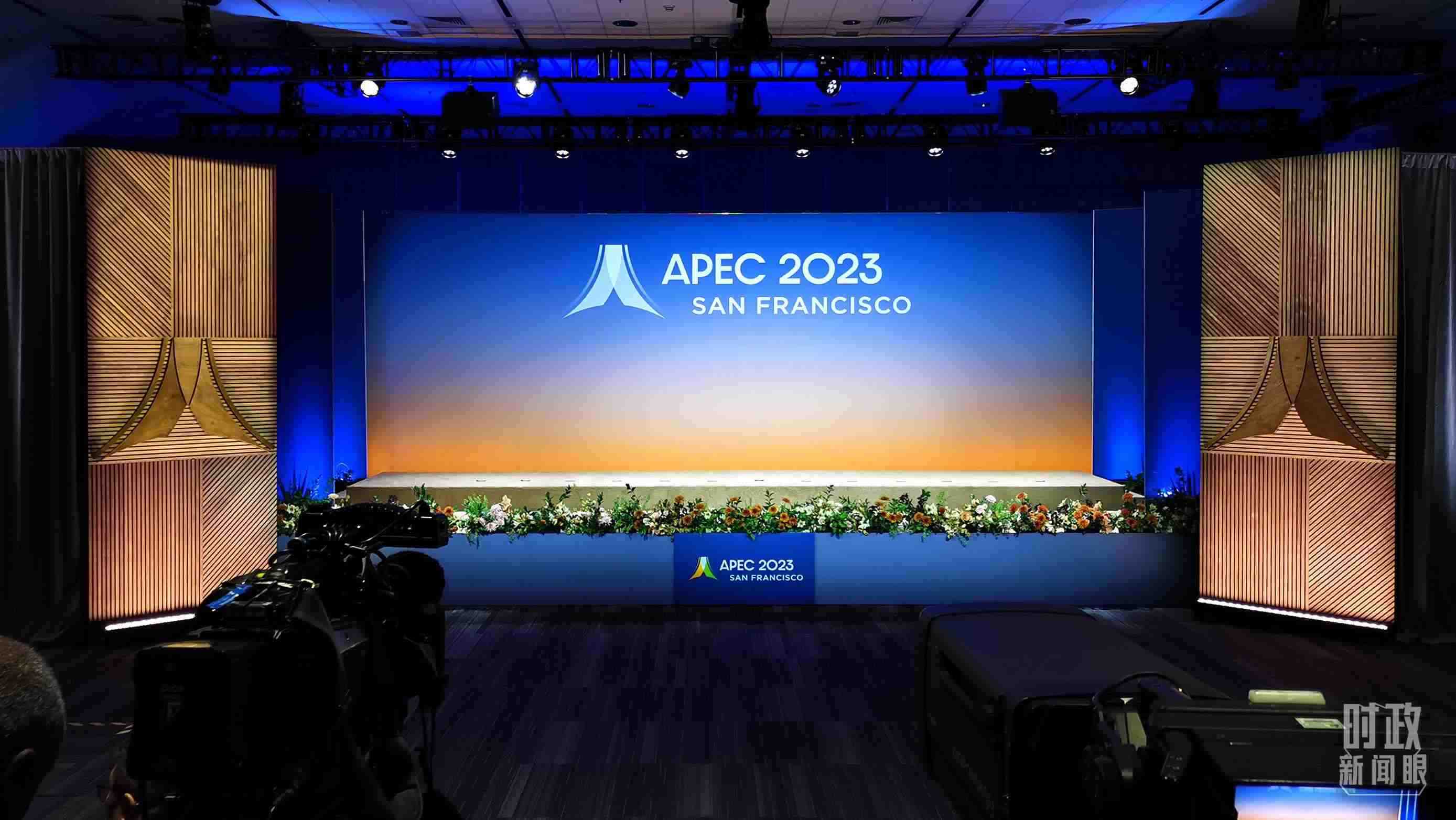 △16日，APEC領(lǐng)導(dǎo)人同東道主嘉賓在對話會前集體合影，圖為記者們在等待合影開始。（總臺央視記者石偉明拍攝）