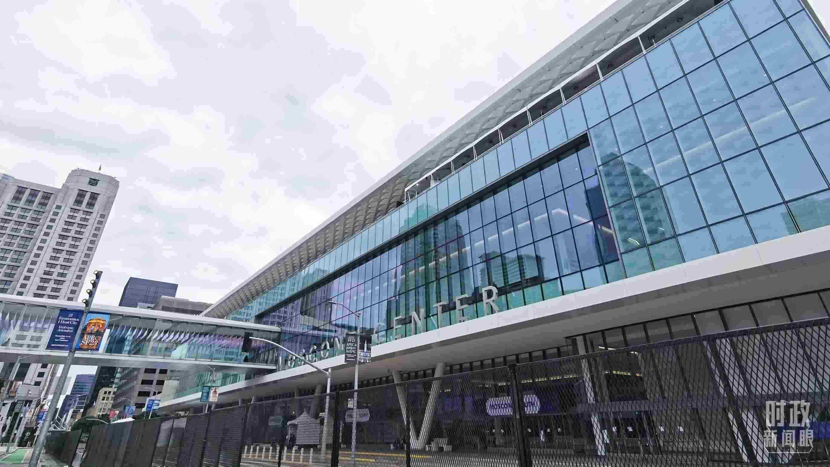 △美國舊金山，莫斯康中心，APEC第三十次領(lǐng)導(dǎo)人非正式會議在這里舉行。（總臺央視記者曹亞星拍攝）