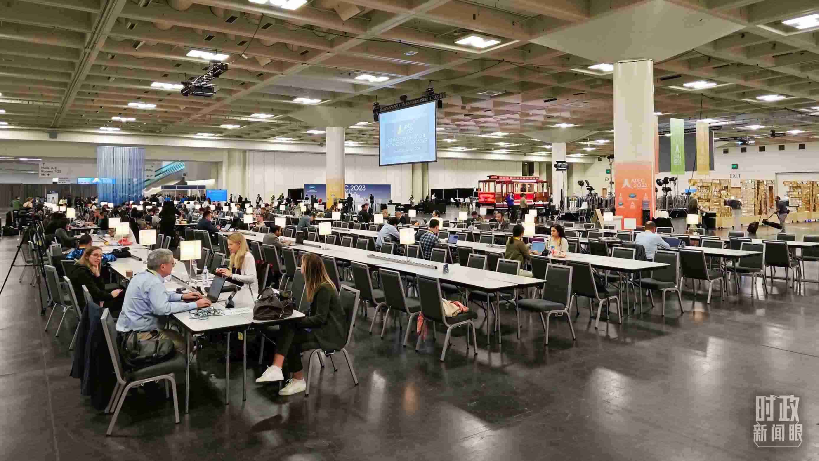 △APEC會議國際媒體中心，各國記者正在工作。（總臺央視記者王哈男拍攝）