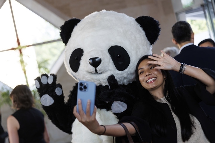 2022年8月24日，在美國華盛頓中國駐美國大使館，來賓與大熊貓玩偶合影。