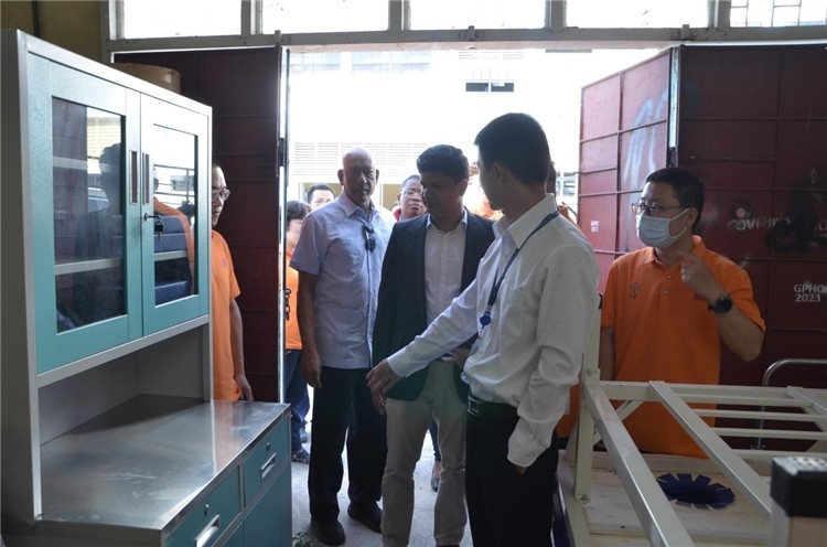 喬治敦公立醫(yī)院執(zhí)行院長接收捐贈物資。第十九期中國援圭亞那醫(yī)療隊供圖