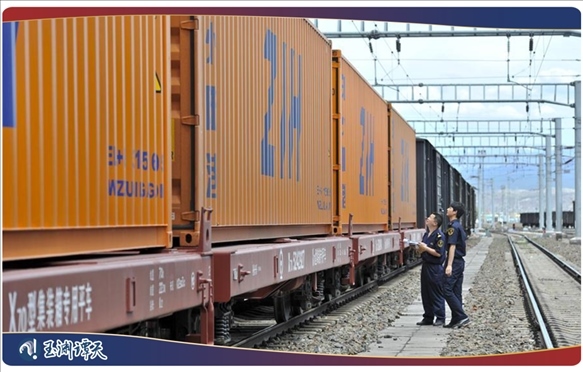 ｜｜新疆阿拉山口，中歐班列從這里經(jīng)過
