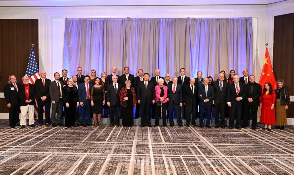 當?shù)貢r間11月15日晚，國家主席習近平在美國舊金山出席美國友好團體聯(lián)合舉行的歡迎宴會。這是宴會開始前，習近平會見飛虎隊和史迪威將軍后人、鼓嶺、艾奧瓦州、華盛頓州等方面友好人士代表，同他們親切交談并合影留念。