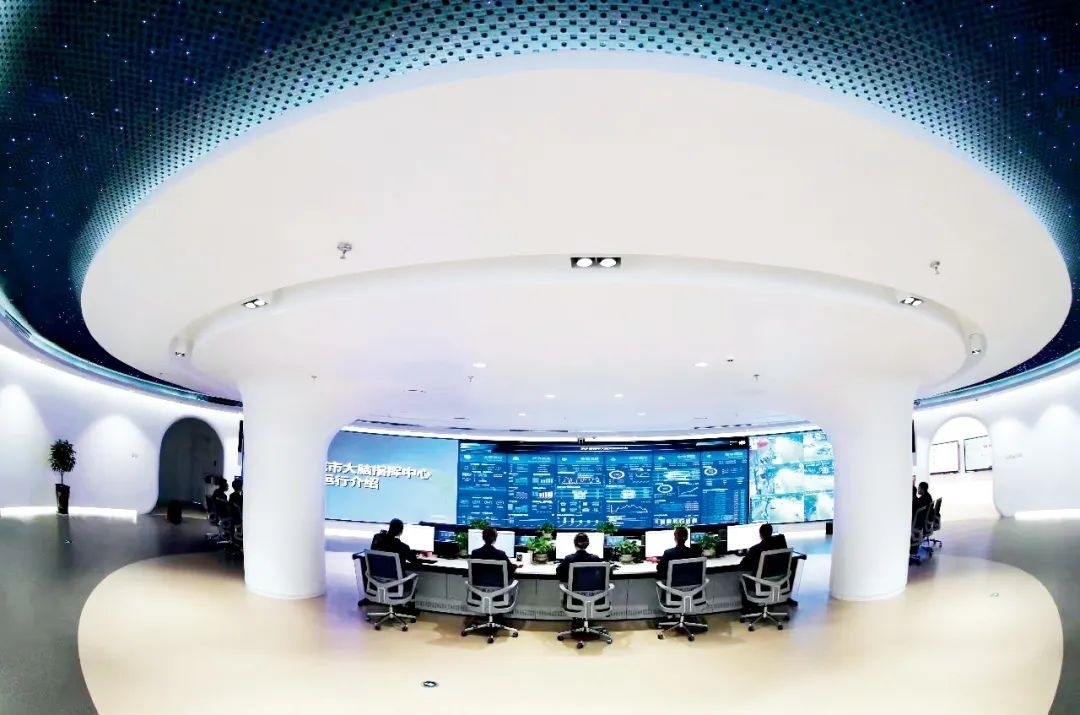 2021年2月2日，江西省撫州市東鄉(xiāng)區(qū)城市大腦指揮中心，工作人員通過(guò)城市大腦指揮平臺(tái)實(shí)時(shí)監(jiān)控、抓取、分析相關(guān)案件。