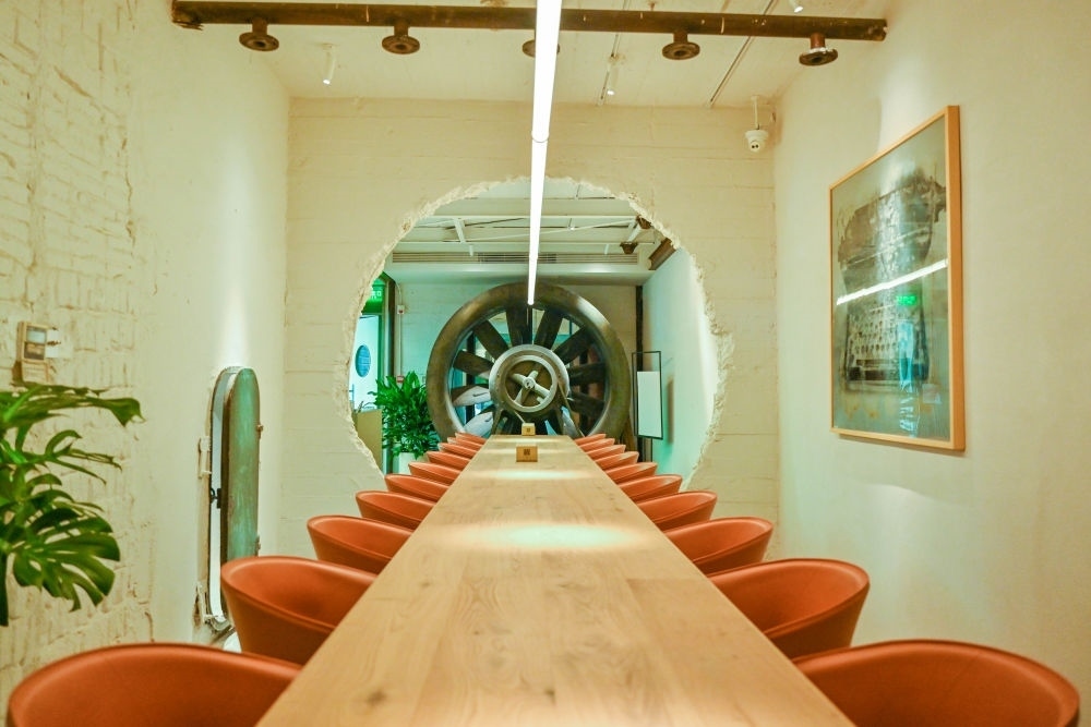 “絲聯(lián)166”園區(qū)內(nèi)保留工業(yè)遺存的咖啡館。（受訪者供圖）