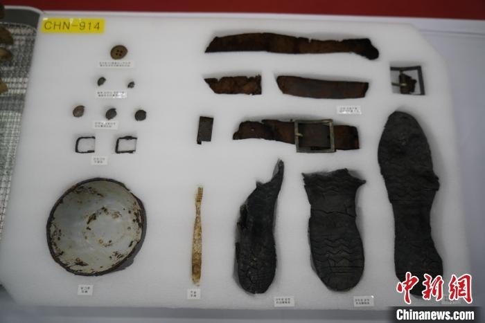 當?shù)貢r間11月22日上午，第十批在韓中國人民志愿軍烈士遺骸裝殮儀式在韓國舉行。圖為裝殮儀式現(xiàn)場拍攝的部分志愿軍烈士遺物。中新社記者劉旭 攝