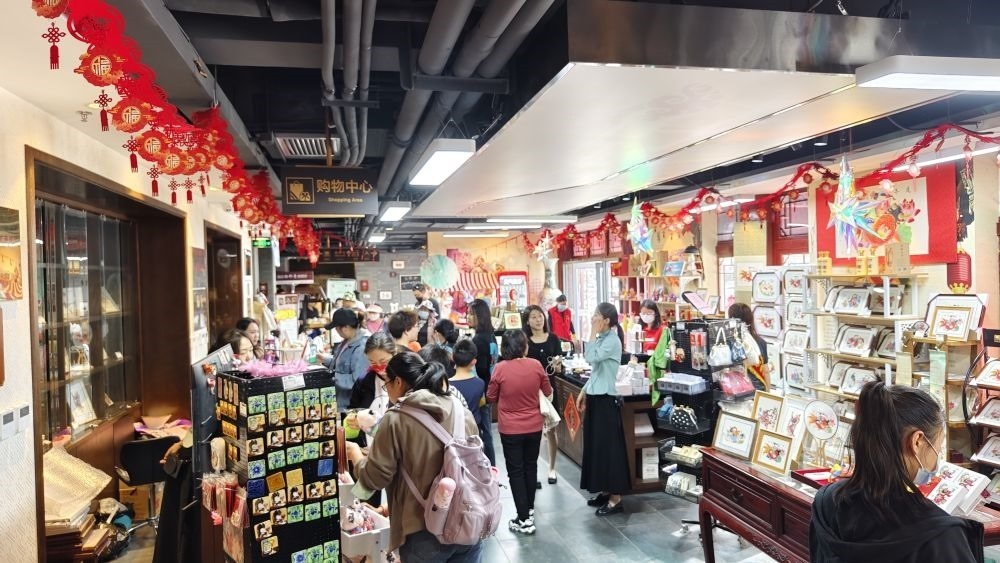 游客在天津市西青區(qū)楊柳青民俗文化館游覽。（新華社記者宋瑞 攝）