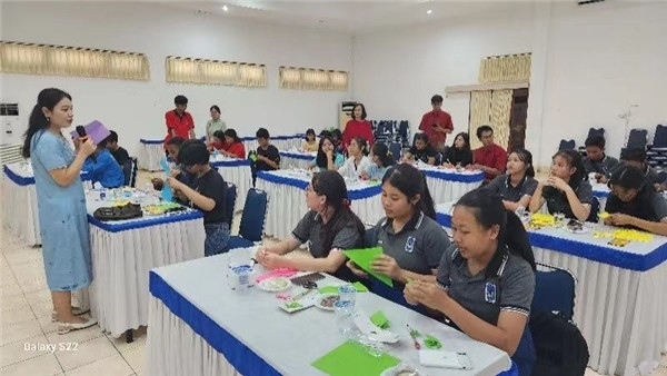 巴陵康孔子學(xué)院中方院長(zhǎng)朱敏霞講解中國(guó)的二十四節(jié)氣。主辦方供圖