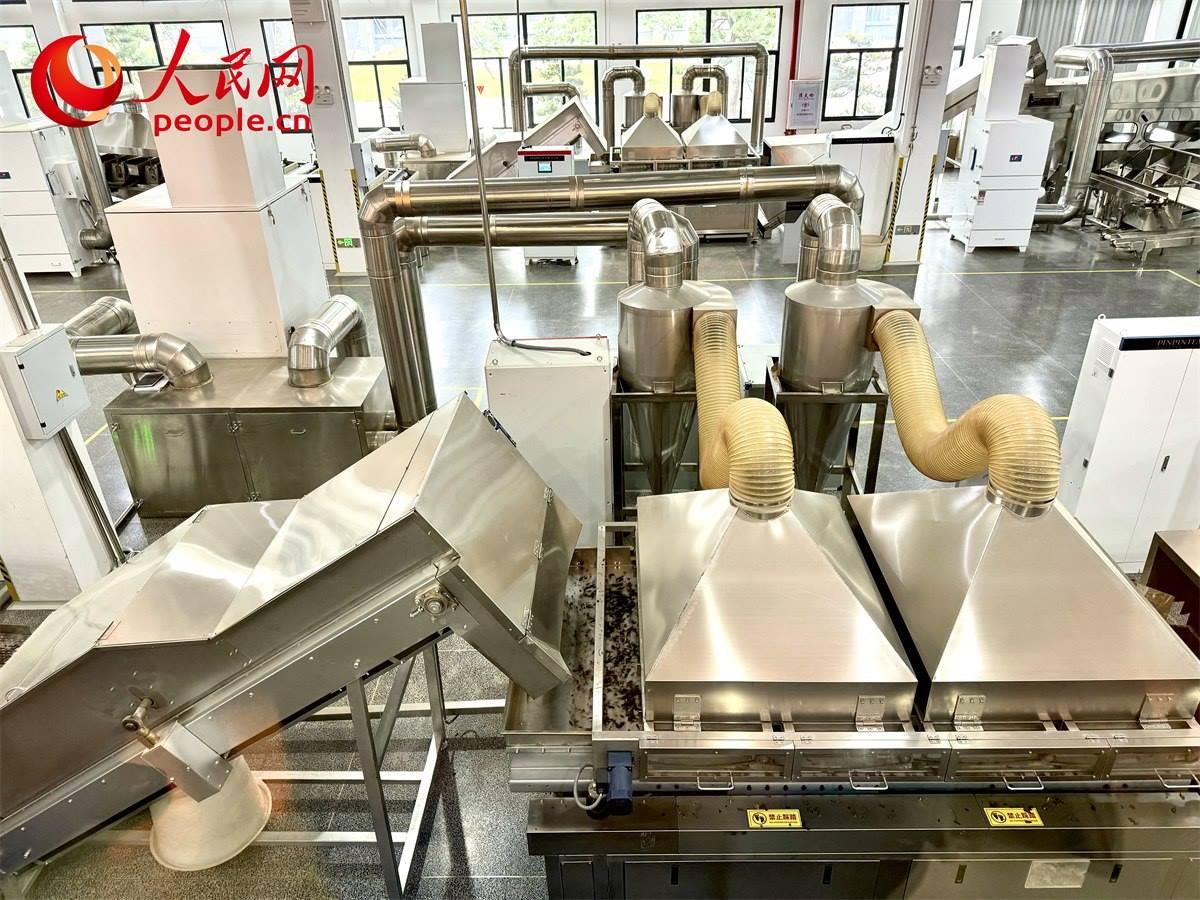 品品香白茶精制自動化生產(chǎn)廠房。人民網(wǎng)記者 劉微攝