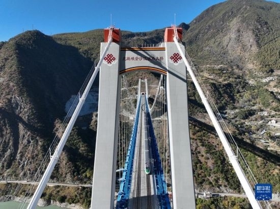 11月25日，列車通過(guò)麗香鐵路金沙江特大橋（無(wú)人機(jī)照片）。