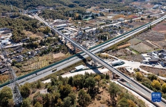 11月25日在麗江市境內(nèi)拍攝的即將開(kāi)通的麗香鐵路（無(wú)人機(jī)照片）。