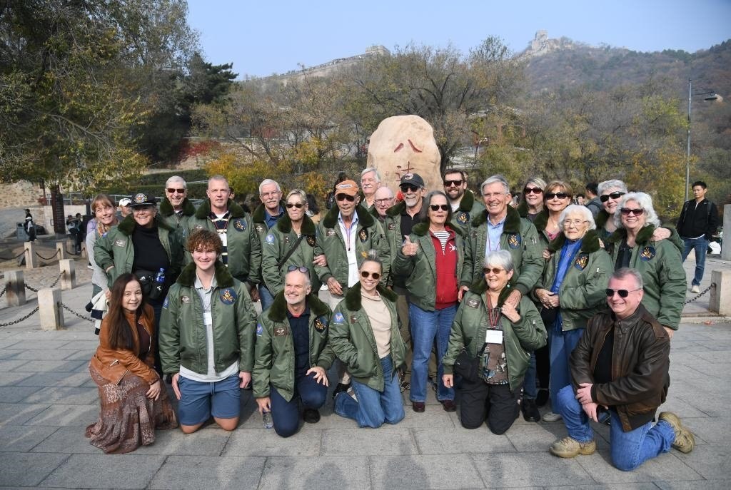 10月29日，飛虎隊老兵莫耶一行人在北京八達(dá)嶺長城合影留念。當(dāng)日，美中航空遺產(chǎn)基金會訪華代表團(tuán)成員陸續(xù)抵達(dá)北京。新華社記者任超攝