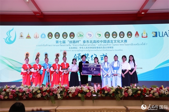 來(lái)自瑪哈沙拉坎大學(xué)的參賽隊(duì)伍榮獲一等獎(jiǎng)。人民網(wǎng)記者 孫廣勇攝