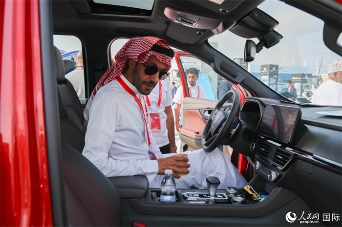 嘉賓參觀體驗山東重工產(chǎn)品。人民網(wǎng)記者 任皓宇攝