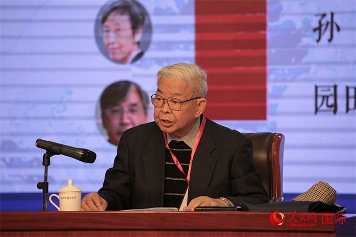 北京外國語大學(xué)北京日本學(xué)研究中心原主任嚴(yán)安生發(fā)表主旨演講。人民網(wǎng)記者 張麗婭攝