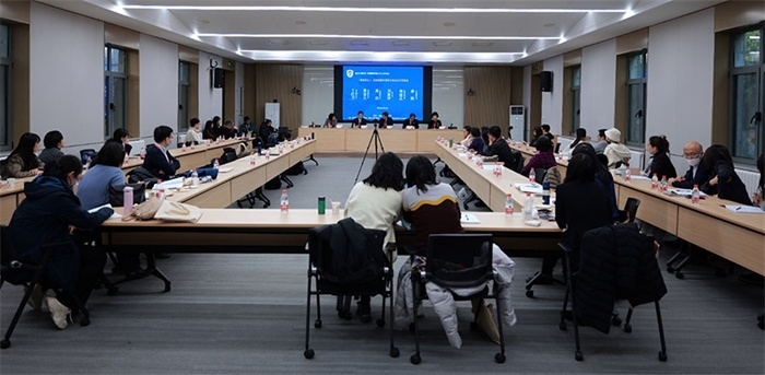 “區(qū)域國別學(xué)視角下的日語學(xué)科建設(shè)”圓桌論壇現(xiàn)場(chǎng)。主辦方供圖