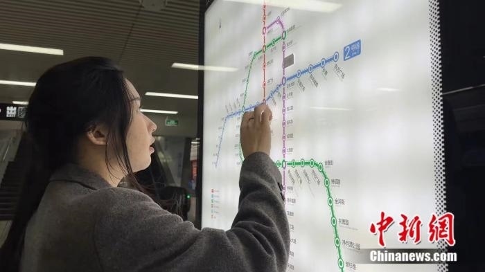 李佳夢正在坐地鐵。呂盛楠 攝