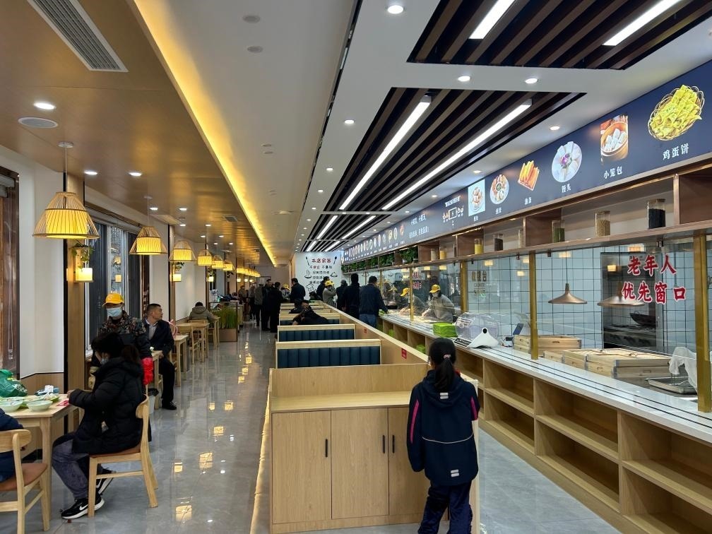 位于安徽合肥市瑤海區(qū)和平路街道綠苑社區(qū)的社區(qū)老年大食堂。（綠苑社區(qū)供圖）