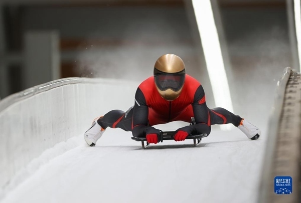 11月25日，天津隊選手閆文港在比賽中抵達(dá)終點。新華社記者 王楷焱 攝