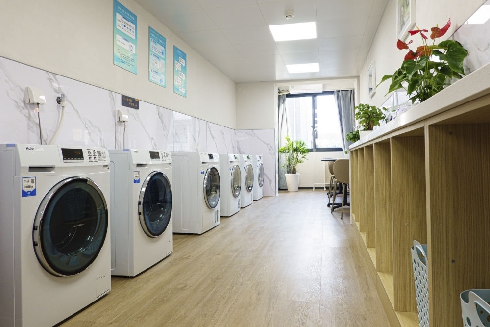 閔行區(qū)新時(shí)代城市建設(shè)者管理者之家的共享廚房和共享洗衣房。