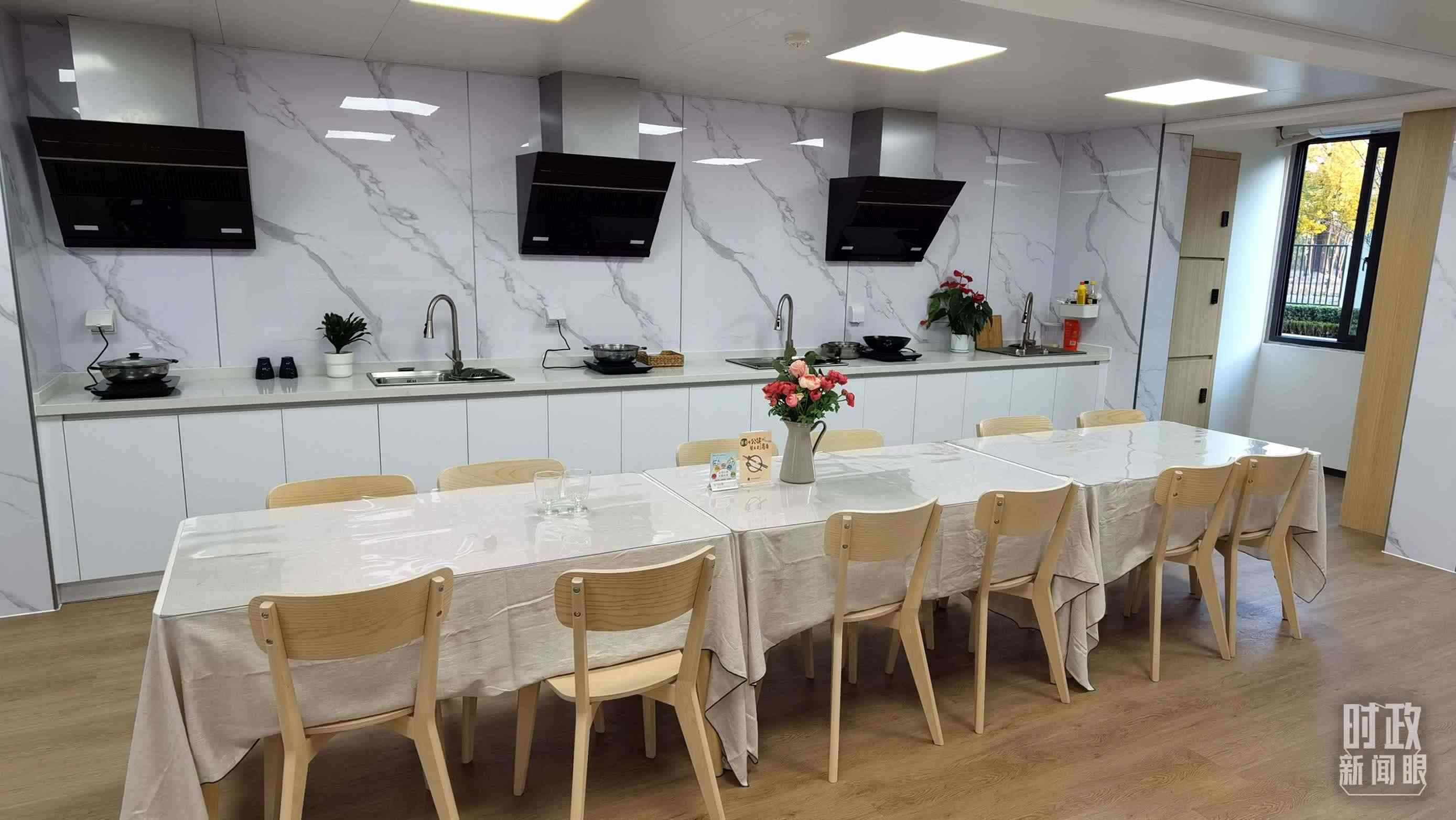 △閔行區(qū)新時代城市建設(shè)者管理者之家內(nèi)的共享廚房。（總臺央視記者郭鴻拍攝）