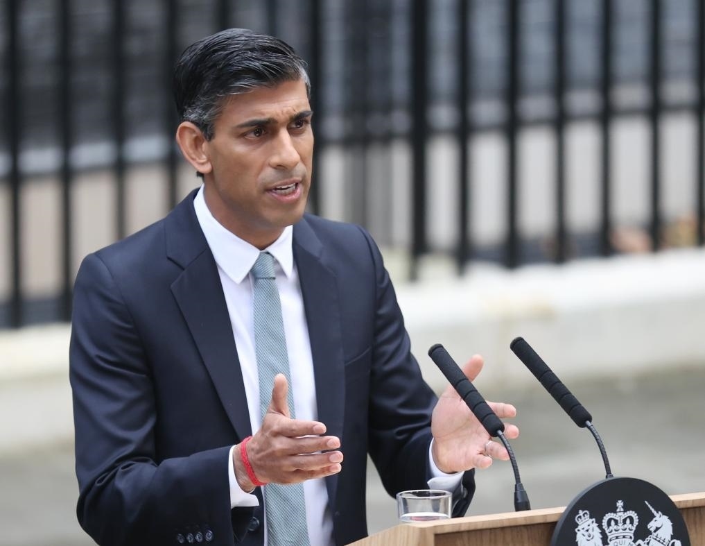 2022年10月25日，里希·蘇納克在英國(guó)倫敦唐寧街10號(hào)首相府前發(fā)表講話。新華社記者李穎攝