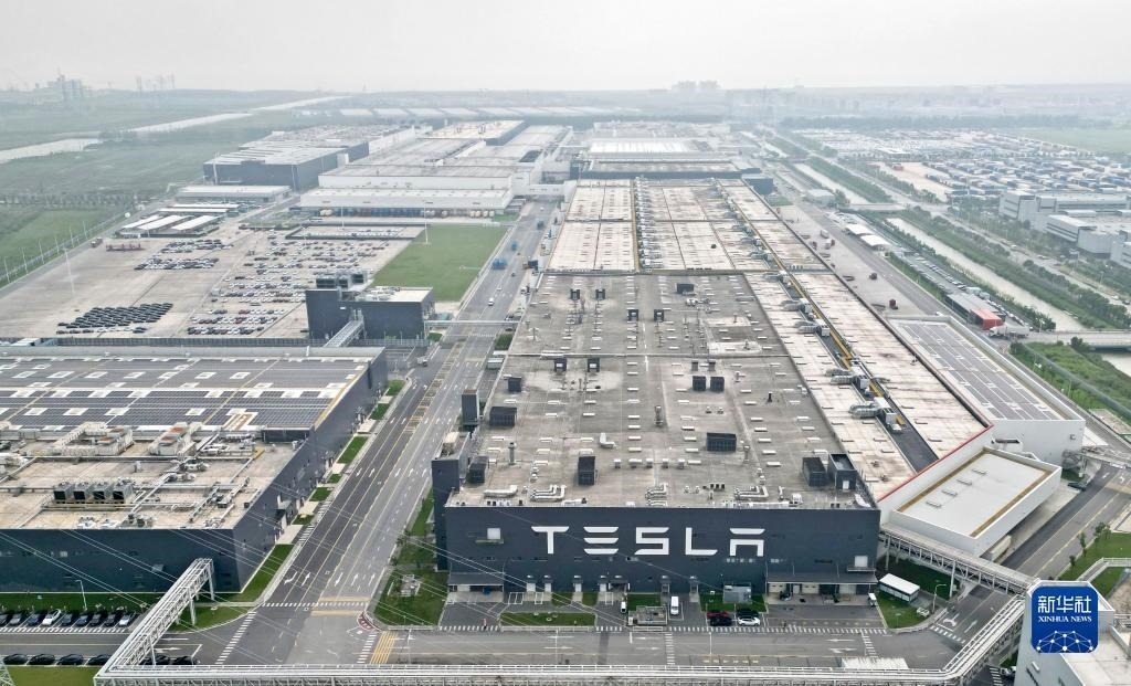 這是在中國(guó)（上海）自由貿(mào)易試驗(yàn)區(qū)臨港新片區(qū)拍攝的特斯拉上海超級(jí)工廠（2023年9月26日攝，無(wú)人機(jī)照片）。新華社記者 劉穎 攝