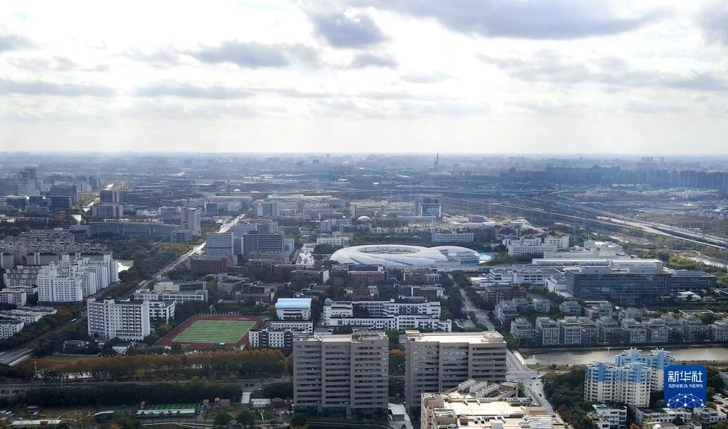 這是2023年11月25日在上海浦東新區(qū)張江科學(xué)城拍攝的形如鸚鵡螺的大科學(xué)裝置上海光源（中）（無(wú)人機(jī)照片）。新華社記者 方喆 攝