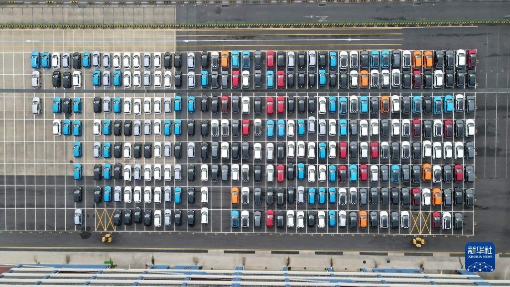 這是2023年7月9日在上海外高橋海通汽車碼頭拍攝的等待裝船運(yùn)往澳大利亞的上汽MG品牌汽車和新能源車（無(wú)人機(jī)照片）。新華社記者 方喆 攝