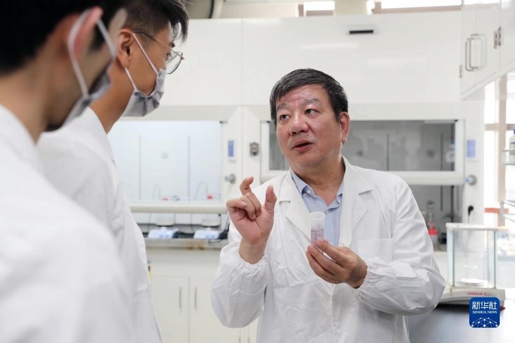 中國(guó)科學(xué)院院士、國(guó)家自然科學(xué)獎(jiǎng)一等獎(jiǎng)得主趙東元在復(fù)旦大學(xué)實(shí)驗(yàn)室里指導(dǎo)學(xué)生（2023年9月2日攝）。新華社記者 劉穎 攝