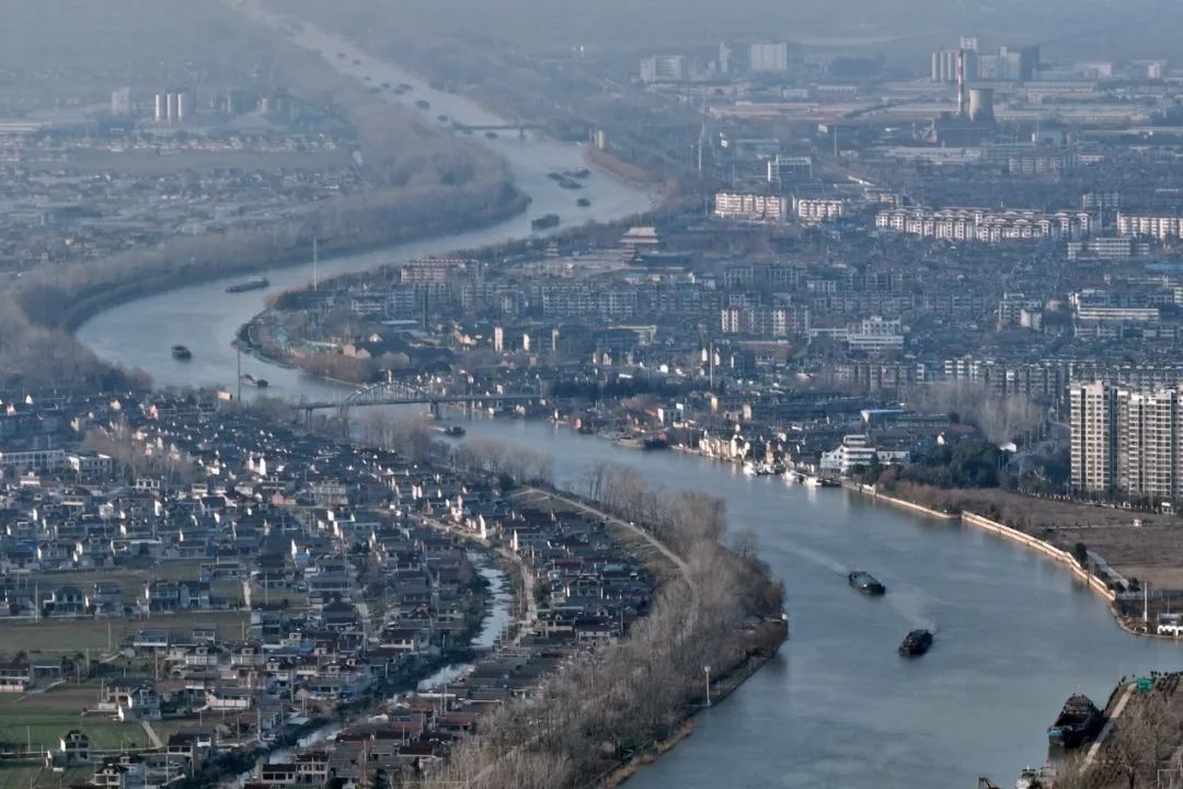 2月16日，貨船行駛在京杭大運河江蘇寶應段。新華社發(fā)（沈冬兵攝）