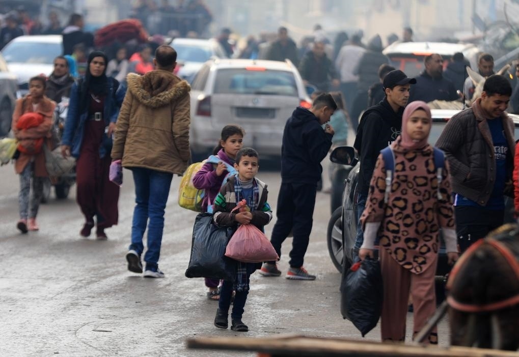 12月1日，在加沙地帶南部城市汗尤尼斯，人們?cè)谝攒娀謴?fù)軍事行動(dòng)后逃離家園。新華社發(fā)（亞西爾·庫迪攝）