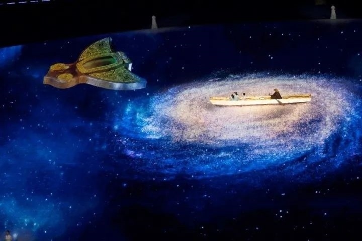 杭州第4屆亞殘運會閉幕式上，吉祥物飛飛幻化回良渚玉鳥的模樣，盤旋于夜色之中。記者 倪雁強(qiáng) 董旭明 攝